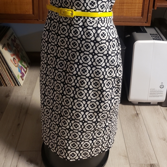 Chaps Black & White Patterned Dress W/ Yellow Belt - Picture 5 of 7